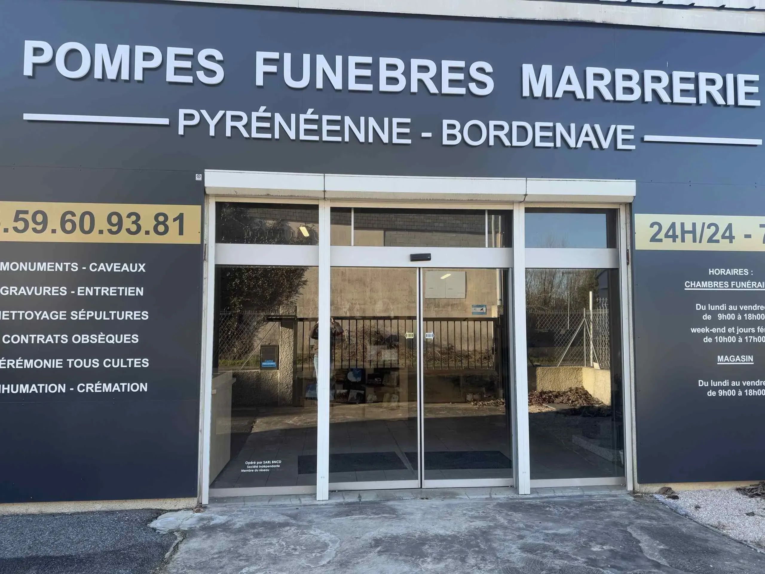 Devanture de l'agence de pompes funèbres et marbrerie Pyrénéenne Bordenave.
